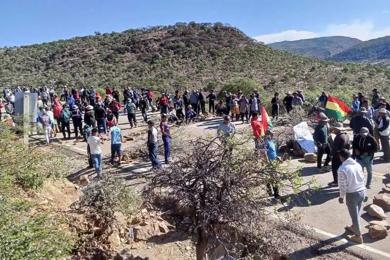 Portada: ¡cochabamba sitiada! bloqueos configuran un cerco vial que aísla al departamento del oriente, occidente y sur de bolivia