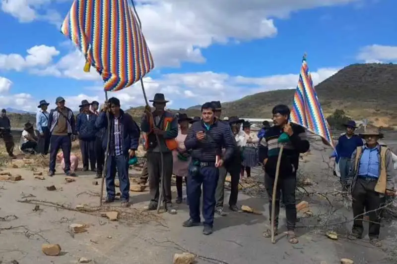 Portada: ¡bloqueo indefinido en aiquile! 11 días de protesta exigen la renuncia del presidente rodrigo paz; garantizan paso solo para ambulancias y cisternas