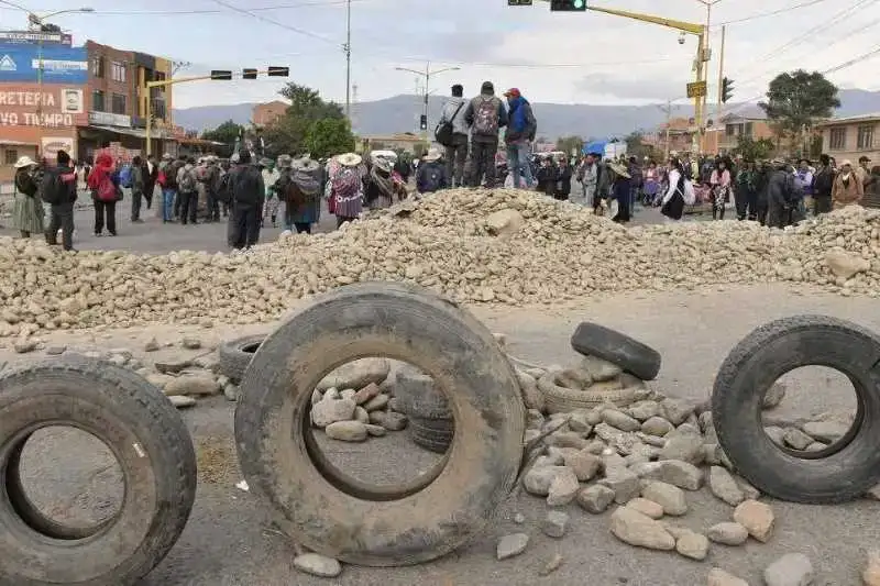 Portada: 39 días de bloqueos: 84 puntos de conflicto afectan el abastecimiento en seis departamentos