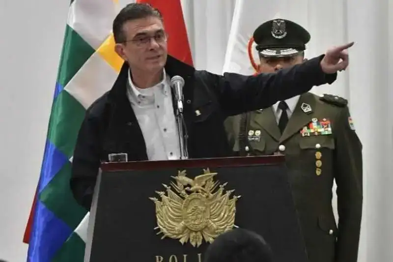 Portada: el presidente rodrigo paz promulga ley de estados de excepción en bolivia 