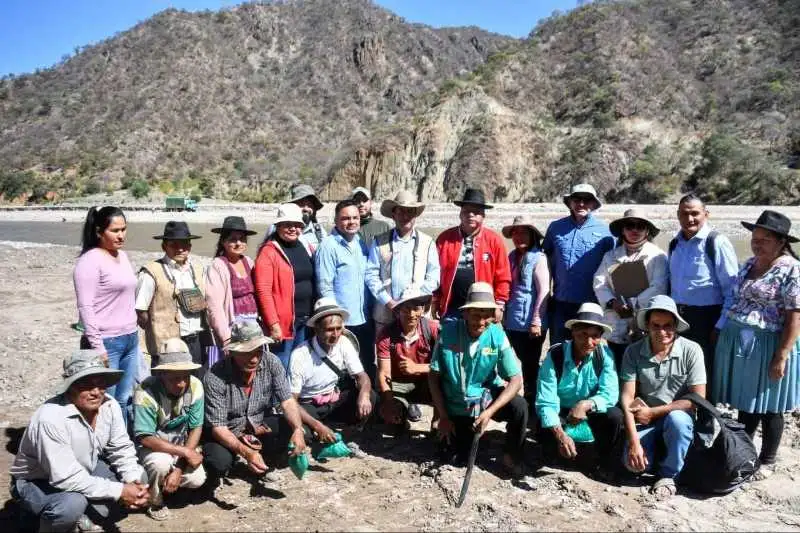 Portada: inspeccionan avance de la construcción del puente ajial para fortalecer la integración entre cochabamba y chuquisaca