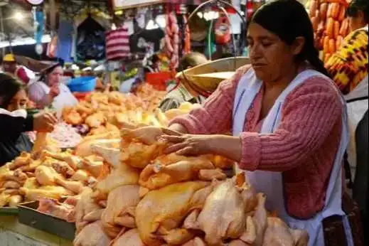 Portada: polémica por el precio del pollo: mientras en omereque cuesta bs 14, en aiquile llega a bs 26 el kilo
