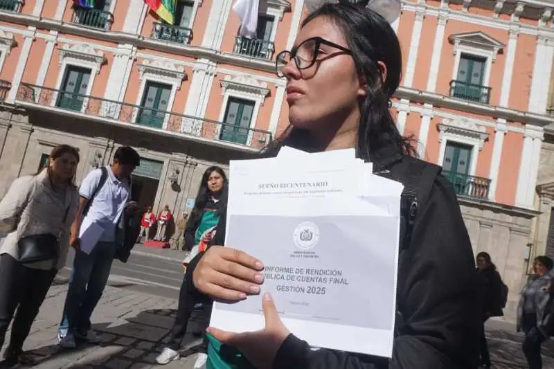 Portada: deportistas del “sueño bicentenario” vuelven a plaza murillo y exigen el pago de tres meses de becas adeudadas