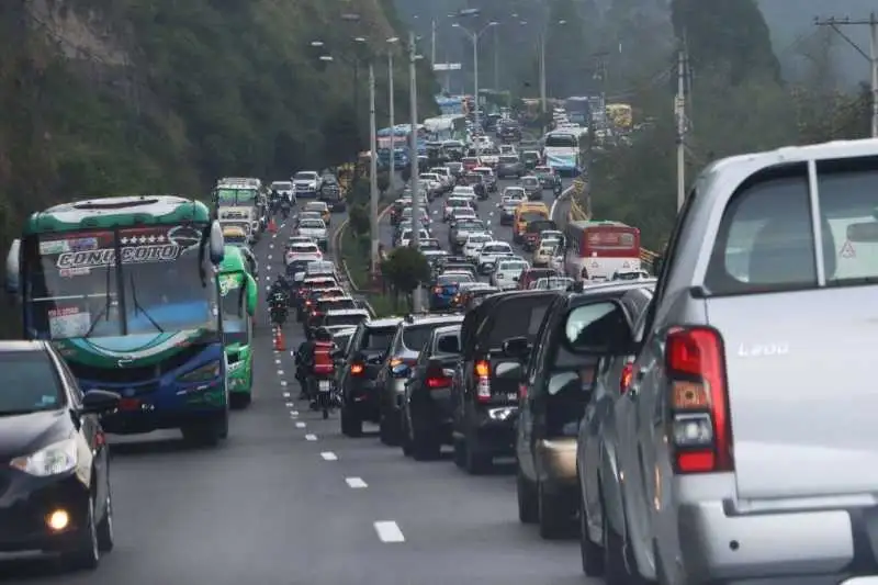 Portada: congestión vehicular y vehículos varados complican el tránsito en la carretera antigua santa cruz–cochabamba por las lluvias