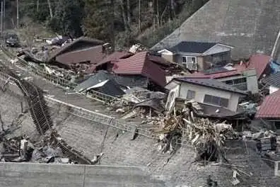 Portada: terremoto de magnitud 7,1 golpea el sur de japón: aumentan los fallecidos mientras continúan las labores de rescate