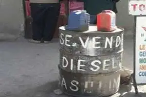 Portada: en un operativo sorpresa autoridades del g. m. m notifican y adadvierte a los vendedores de combustible de forma ilícita que  cualquier momento la anh activará sanciones para los infractores.