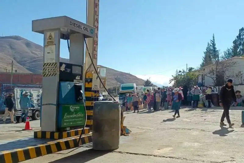 Portada: crisis del diésel se agudiza: transportistas pasan días en filas y el cono sur de cochabamba también sufre el desabastecimiento