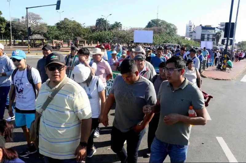 Portada: crisis del diésel se agudiza: productores protestan en santa cruz y transportistas pasan días en filas en cochabamba