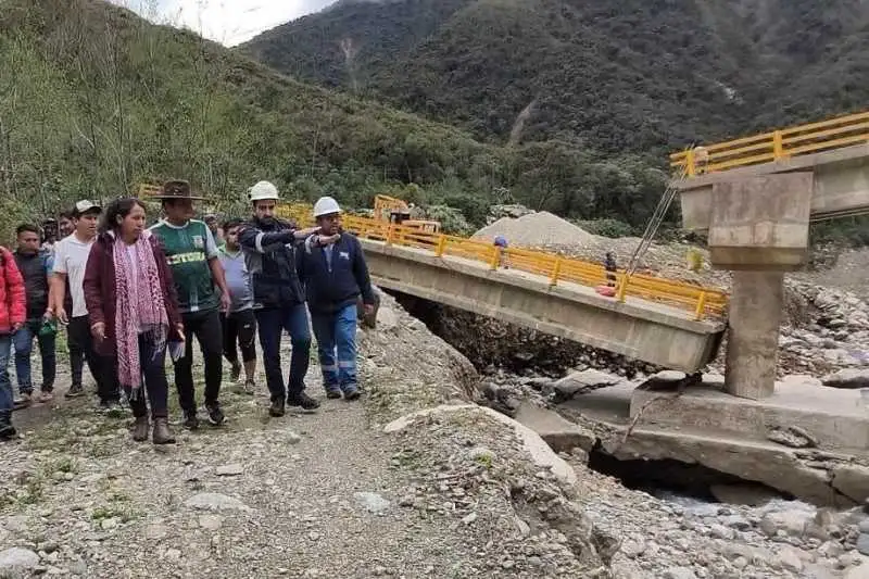 Portada: intensas lluvias golpean a totora: comunidades quedan incomunicadas tras el colapso de un puente