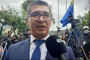 Portada: josé gabriel espinoza confirma su salida del gobierno tras retirar amparo contra su censura