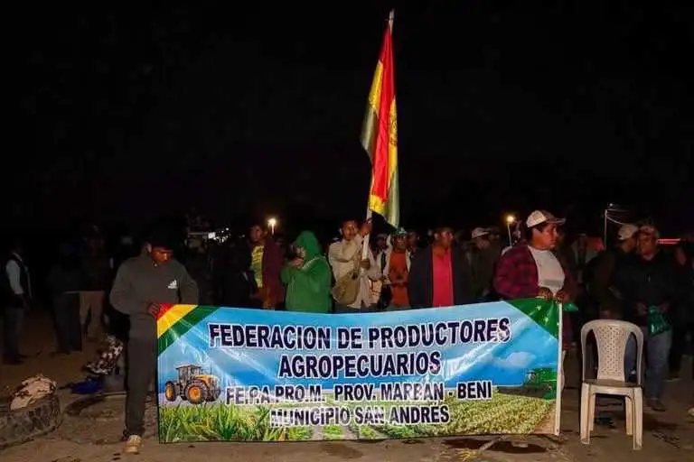 Portada: se paralizan los viajes de santa cruz al beni por bloqueo en la carretera