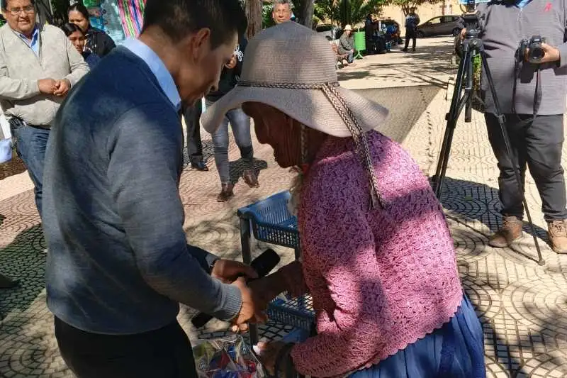 Portada: mizque celebra con entusiasmo el día del adulto mayor en la plaza principal