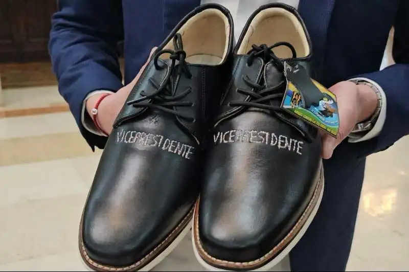 Portada: los zapatos de edmand lara que llamaron la atención en redes sociales tenían un detalle particular