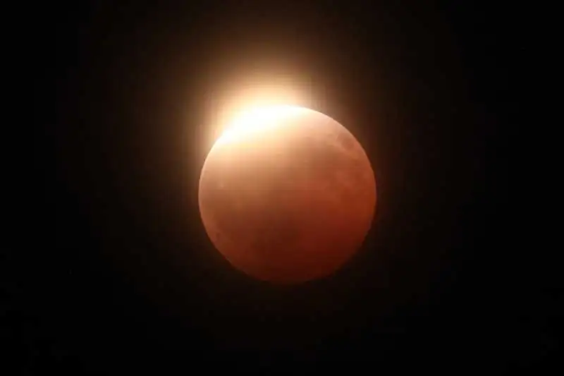 Portada: la luna se tiñó de rojo en el último gran eclipse lunar de 2026