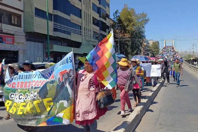 Portada: organizaciones sociales marchan en cochabamba y exigen la abrogación del decreto supremo 5676