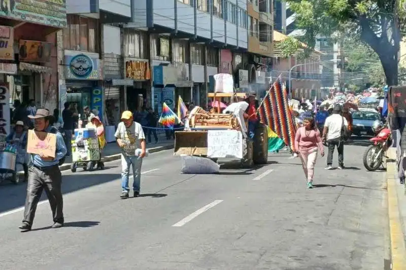 Portada: campesinos y cocaleros marchan en cochabamba y exigen la abrogación del decreto 5676
