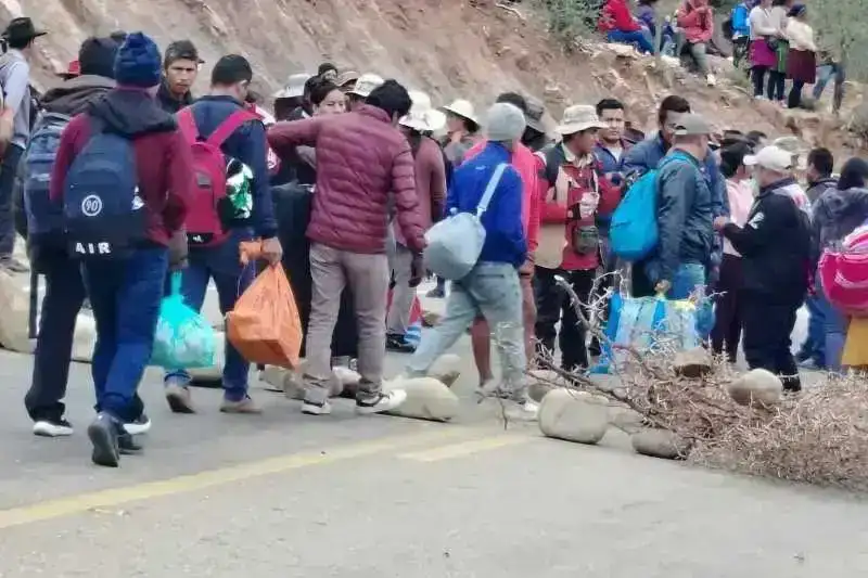 Portada: se instala nuevo punto de bloqueo en la carretera sucre – santa cruz por parte de la central regional de omereque