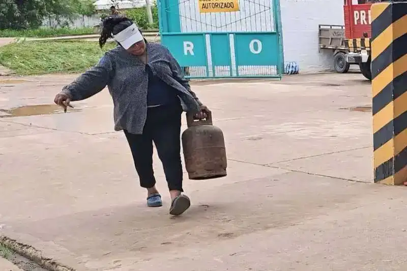 Portada: ¡crisis en aiquile! se acaba el gas: camión varado en quiroga por bloqueos 