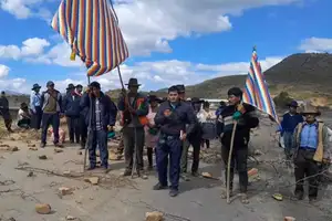 ¡bloqueo indefinido en aiquile! 11 días de protesta exigen la renuncia del presidente rodrigo paz; garantizan paso solo para ambulancias y cisternas
