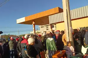 llega gasolina a aiquile tras el cuarto intermedio y se registran largas filas para el abastecimiento