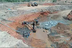 escritor español alerta sobre los conflictos ambientales y la minería ilegal en bolivia a traves de su libro “remover la tierra”