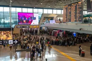 largas filas y pasajes hasta de bs 2.000: crece la crisis de transporte en el aeropuerto de cochabamba