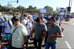 crisis del diésel se agudiza: productores protestan en santa cruz y transportistas pasan días en filas en cochabamba
