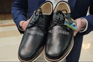 los zapatos de edmand lara que llamaron la atención en redes sociales tenían un detalle particular