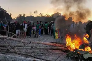 estudiantes de la unibol quechua bloquean la carretera cochabamba–santa cruz en chimoré