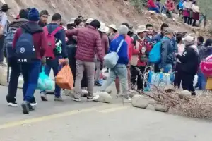 se instala nuevo punto de bloqueo en la carretera sucre – santa cruz por parte de la central regional de omereque
