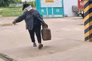 ¡crisis en aiquile! se acaba el gas: camión varado en quiroga por bloqueos 